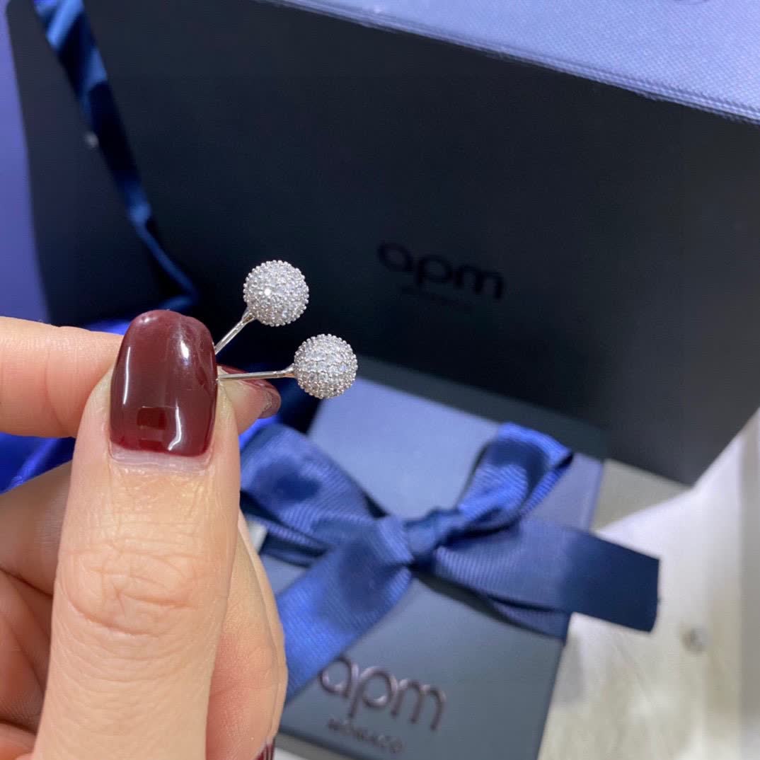 APM Monaco Elegant Diamond Stud Earrings